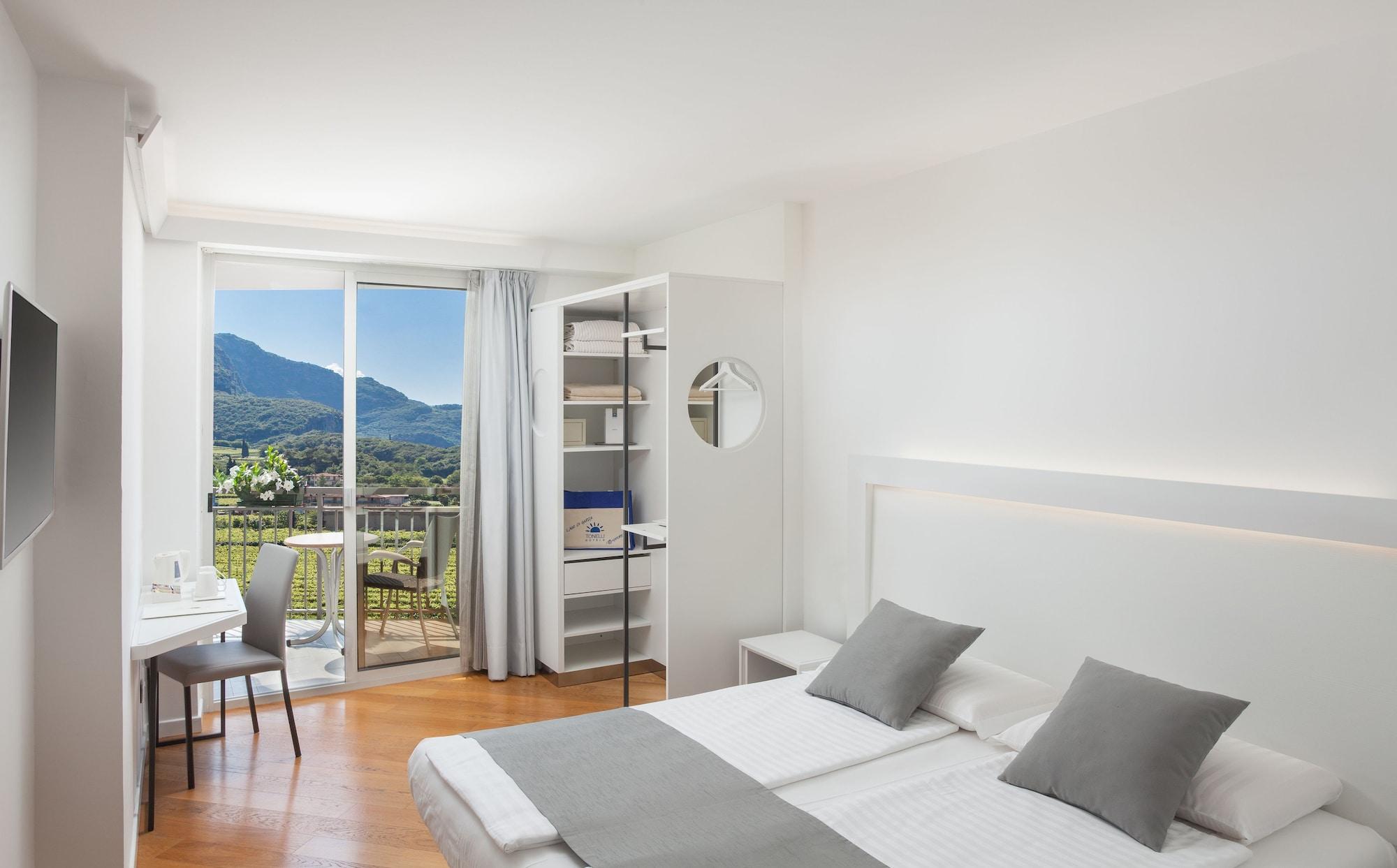 Hotel Continental - Tonelli Hotels Torbole Sul Garda Exterior photo