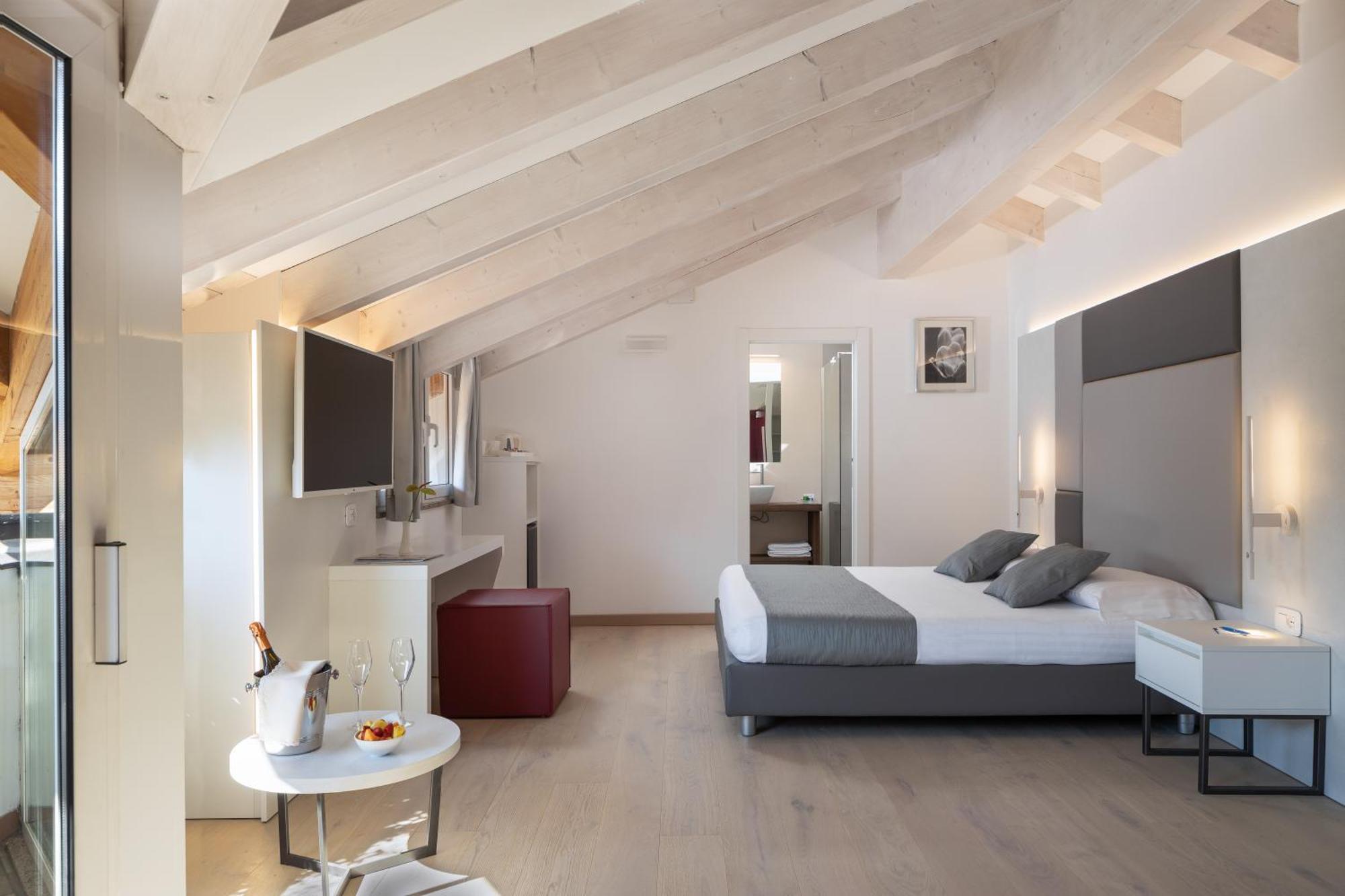 Hotel Continental - Tonelli Hotels Torbole Sul Garda Room photo