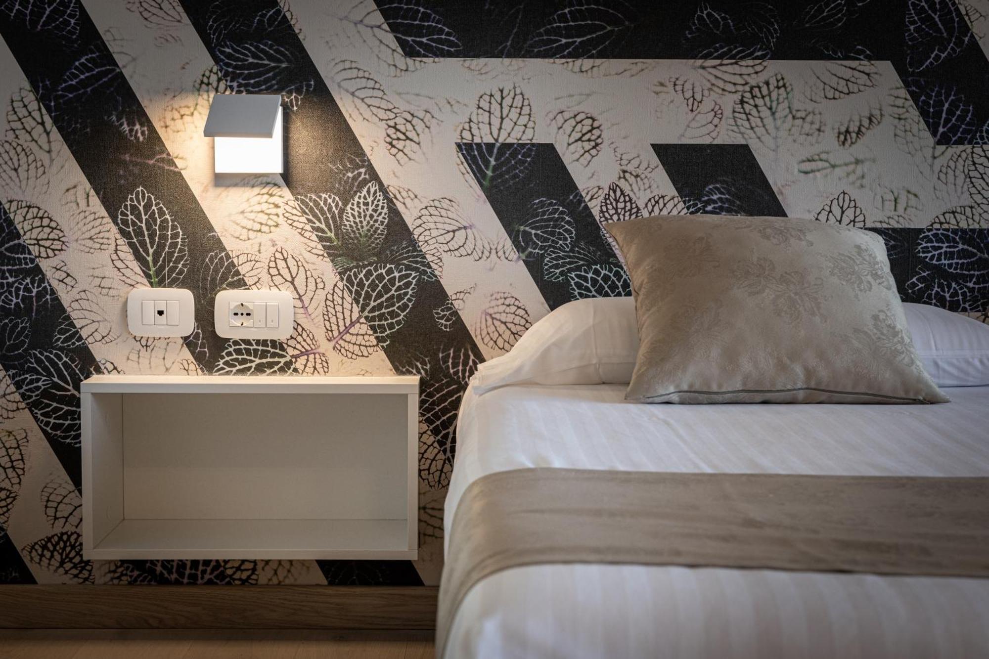 Hotel Continental - Tonelli Hotels Torbole Sul Garda Room photo